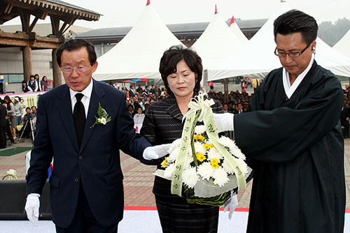 명성황후 영전에 헌화하는 이기수 여주군수 부부 